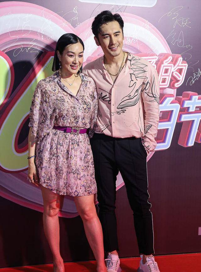 个性 钟丽缇与小12岁张伦硕出门，打扮太新潮，粉色紧身裤配运动鞋太靓