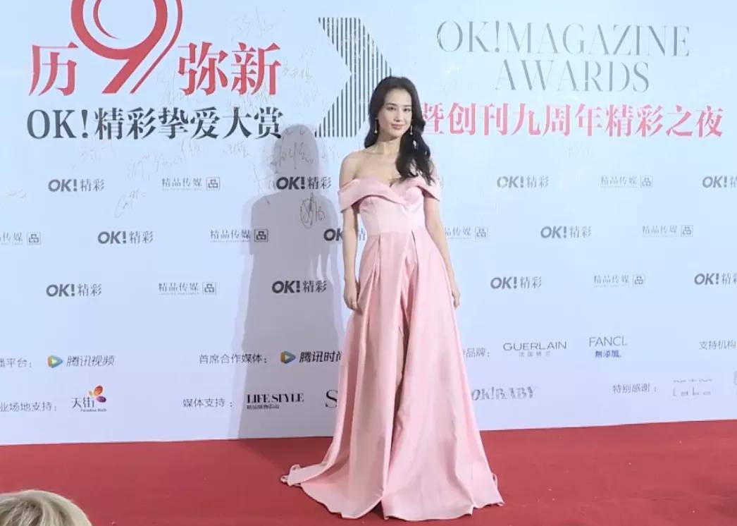 黄圣依 精彩之夜女星比美：邓萃雯宛若霸总，黄圣依颖儿高开衩长裙秀长腿