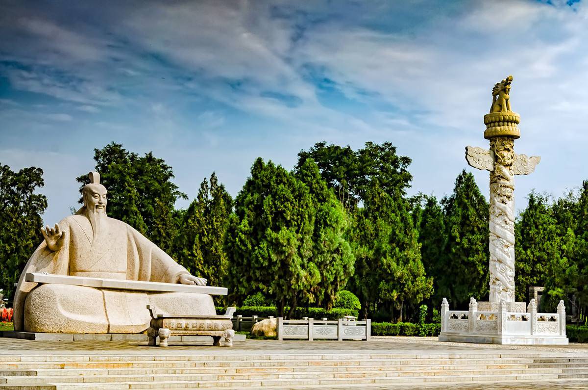 舜帝陵庙舜帝陵坐北朝南,面积2.