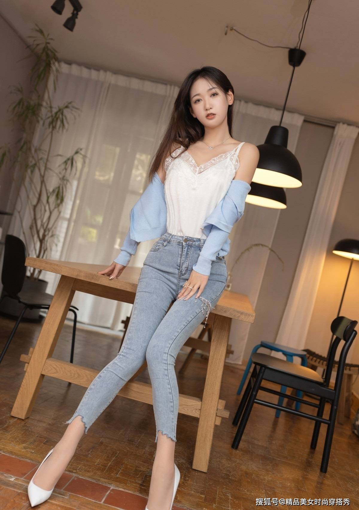 吊带 牛仔裤搭配白色吊带背心，清新减龄，优雅动人