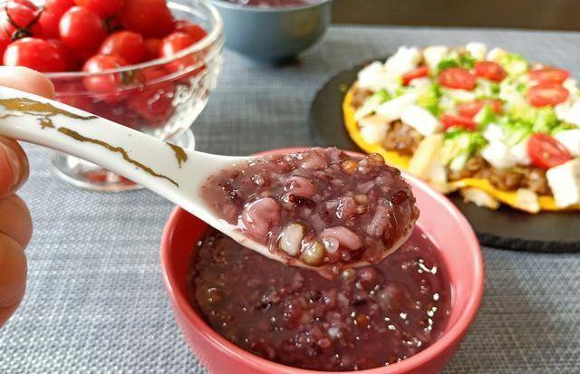 杂粮|1张大饼吃到撑，老两口的营养早餐走红，网友：1顿吃掉20种食材