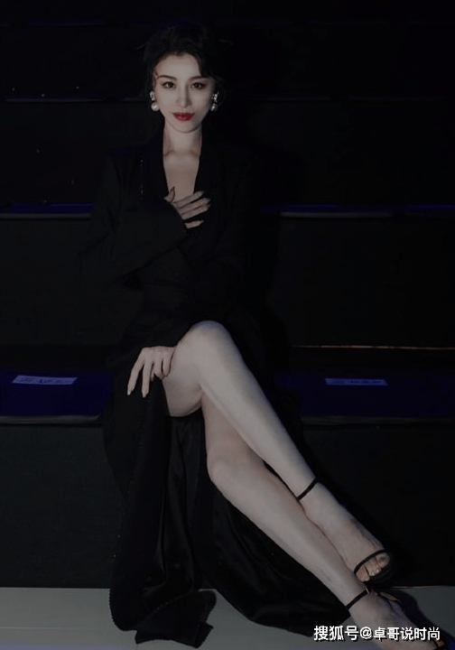 好身材 刘翔前妻葛天真敢穿，穿黑色开叉西装裙，白皙肤色好身材一目了然