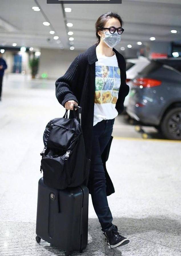 颜色 汤唯从不刻意打扮，素颜走机场还这么有气质，天生丽质就是漂亮！