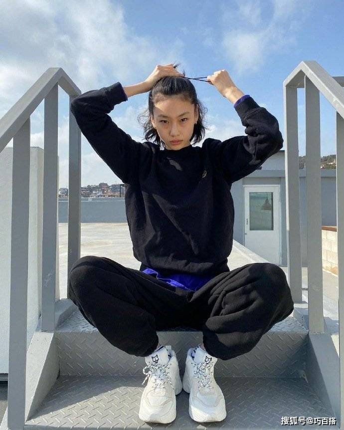 整体 《鱿鱼游戏》女主郑浩妍真会穿，时而摩登时而稚气，一点不像27岁