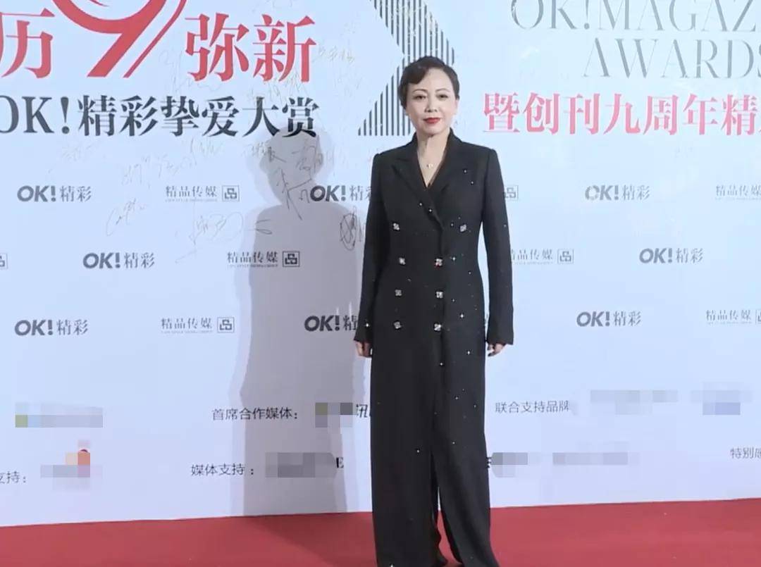 黄圣依 精彩之夜女星比美：邓萃雯宛若霸总，黄圣依颖儿高开衩长裙秀长腿