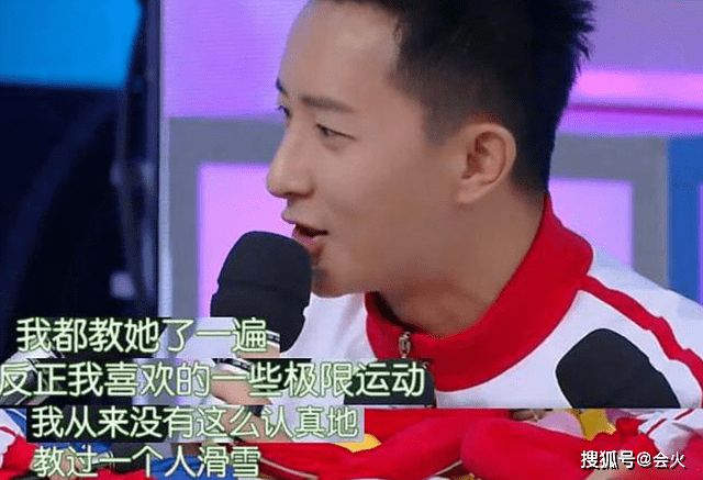 笑容韩庚老婆和3个异性玩游戏！躺老公大腿满脸笑容，穿短背心身材好辣