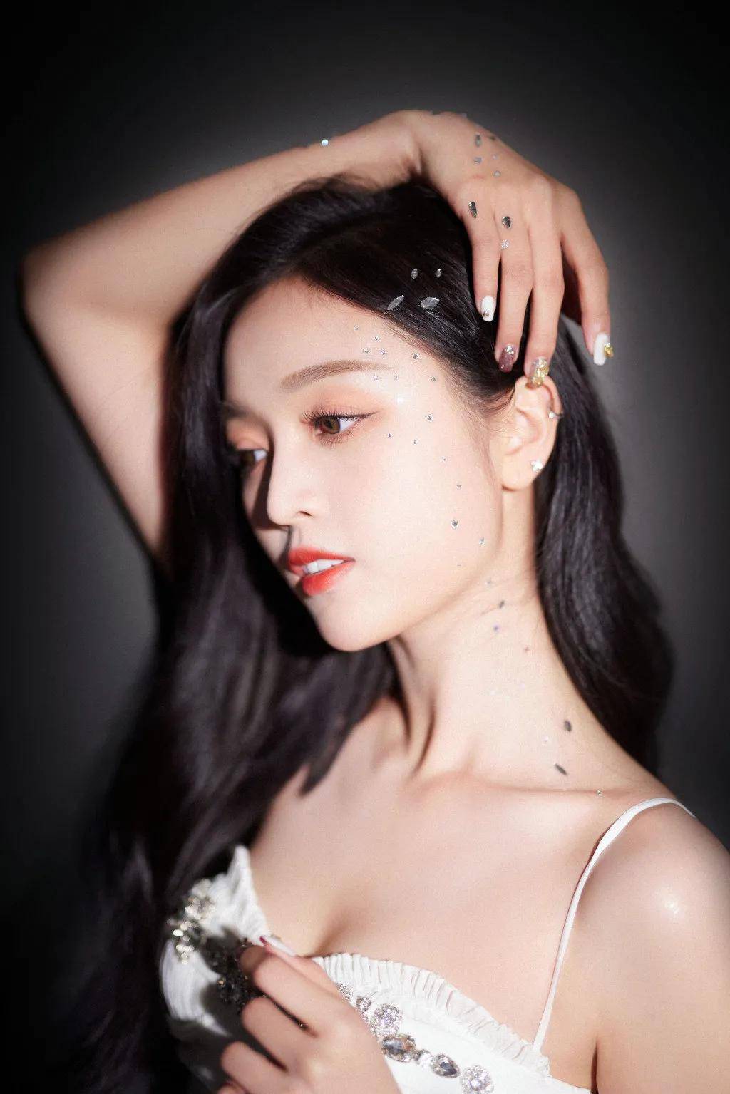 眼睛女明星人手一个的眼线贴火出圈了？这期美妆贴纸种草请收好！