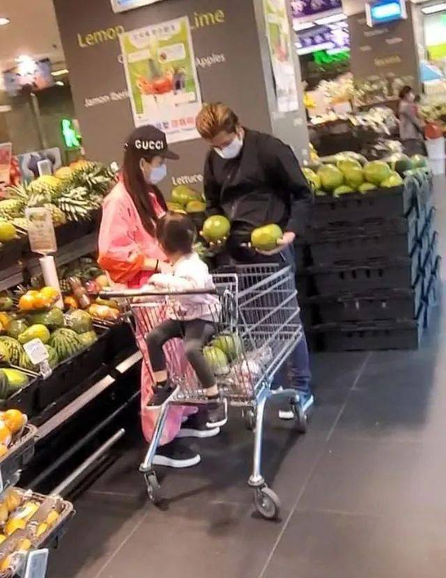 显得网友偶遇方媛合影，还以为素人比她漂亮，看正面脸都变形了！