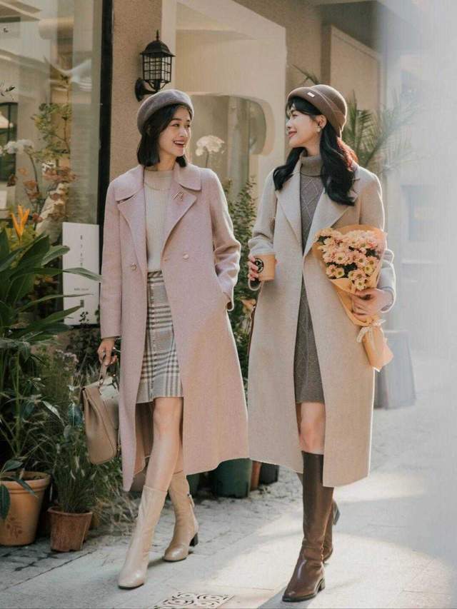 大衣 40+在秋冬该怎么穿?一件大衣搭配百褶裙高级洋气,又飒又美