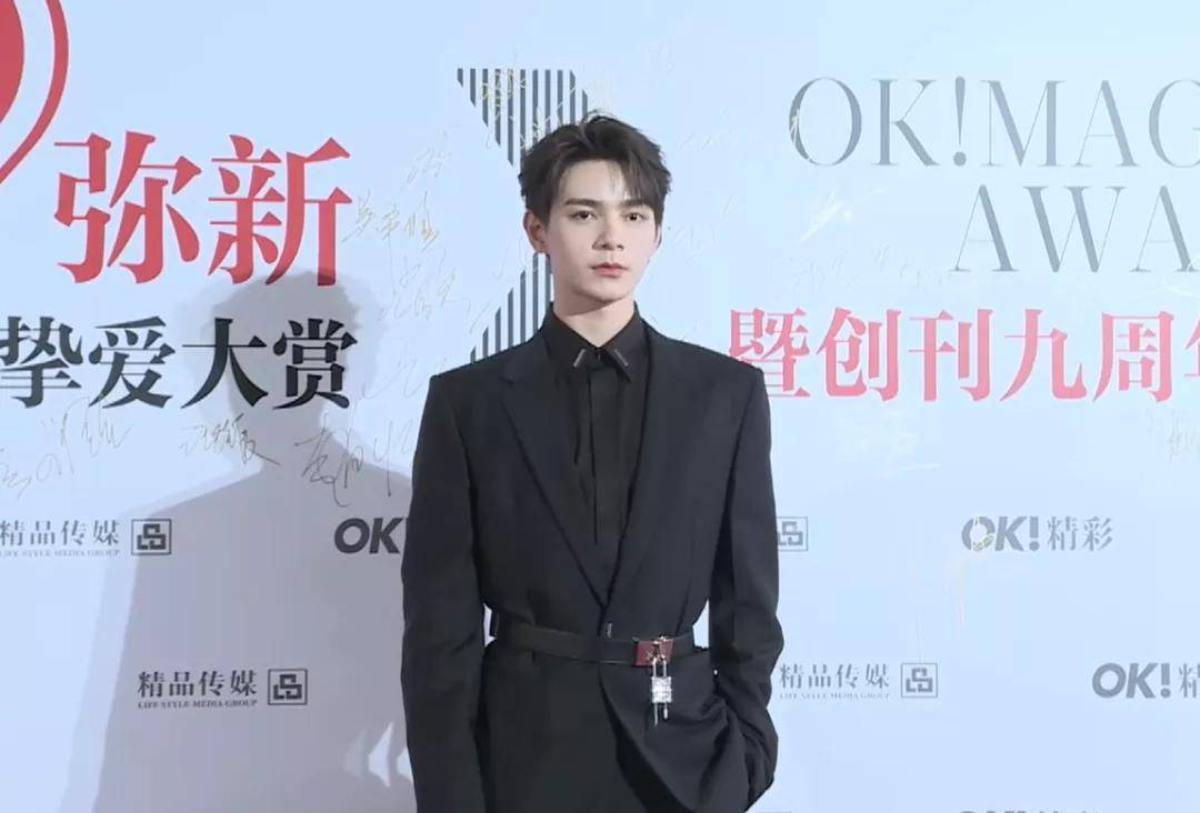 黄圣依 精彩之夜女星比美:邓萃雯宛若霸总,黄圣依颖儿高开衩长裙秀长腿