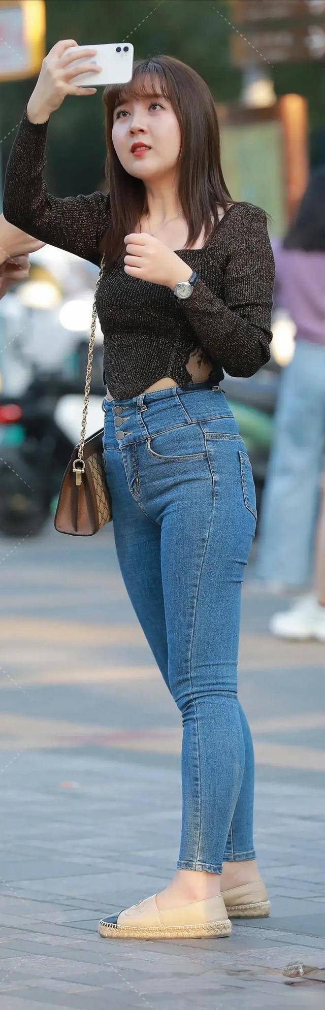 黑色 瑜伽裤要搭配一双浅色的鞋子，版型风格精致轻柔，裁剪独特