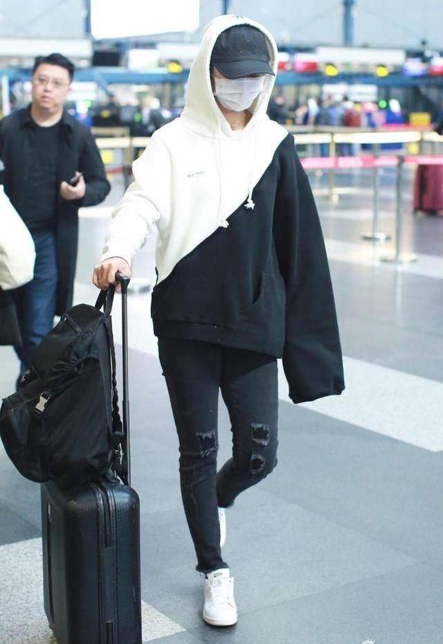 颜色 汤唯从不刻意打扮，素颜走机场还这么有气质，天生丽质就是漂亮！