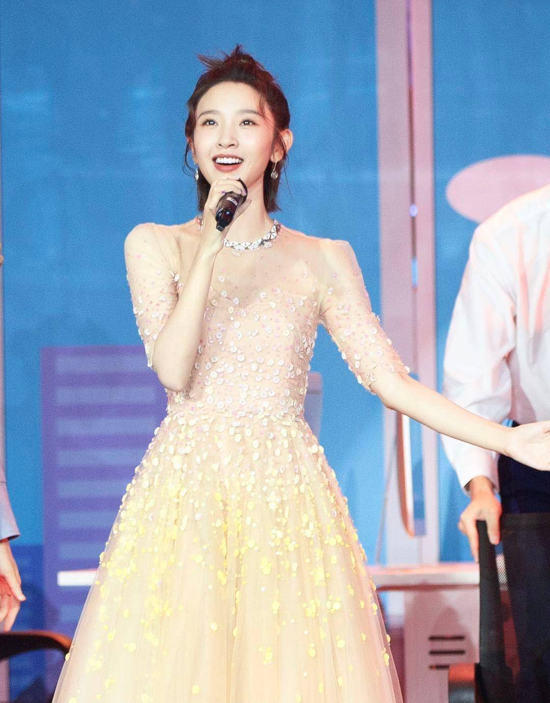 原创张若昀小娇妻唐艺昕真漂亮穿渐变色薄纱礼服亮相甜美养眼