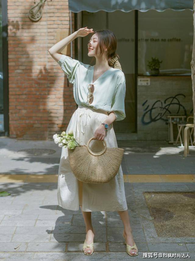 下装 初秋“上衣”不必多买,有这几款就够了,搭配裙子、裤子都好看