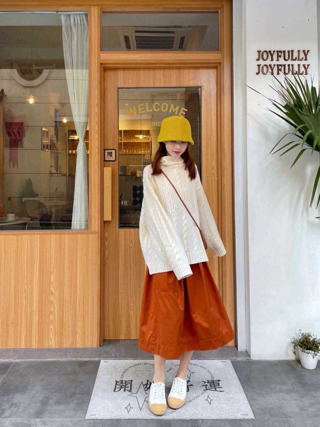 图片 秋冬季节，“高领毛衣”这样穿高级又洋气，保暖舒适不挑人