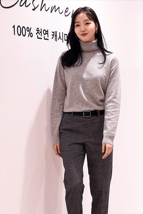 标准 金高银不是标准“韩美人”，但穿衣气质挺特别，针织衫穿出高级美