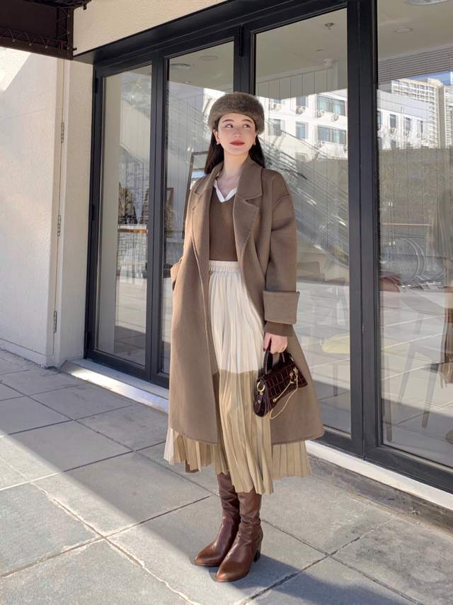 大衣 40+在秋冬该怎么穿?一件大衣搭配百褶裙高级洋气,又飒又美