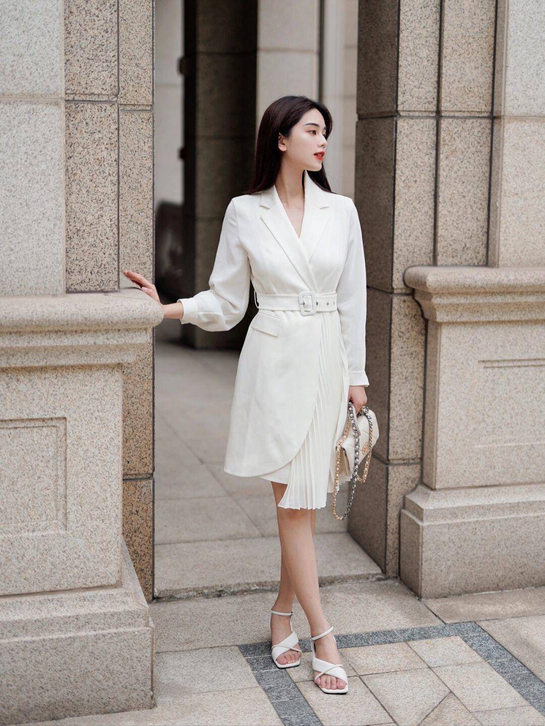 黑色 职场OL们少穿“西装”，学她这样穿，简约中不失大气感与女人味