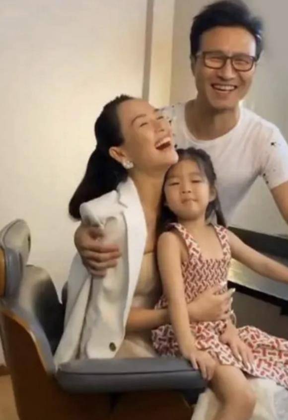 吊带 章子怡女儿颜值长开了！穿百褶裙变身小巨星，打疫苗不哭太勇敢了