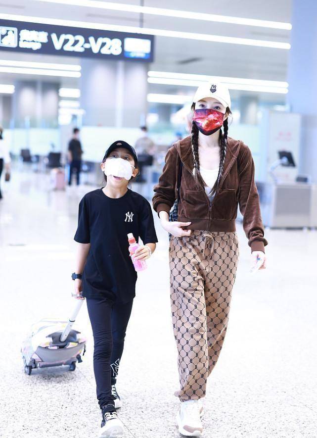 卫衣 李小璐和女儿同框，卫衣外套配印花裤，穿得清新显出少女气质