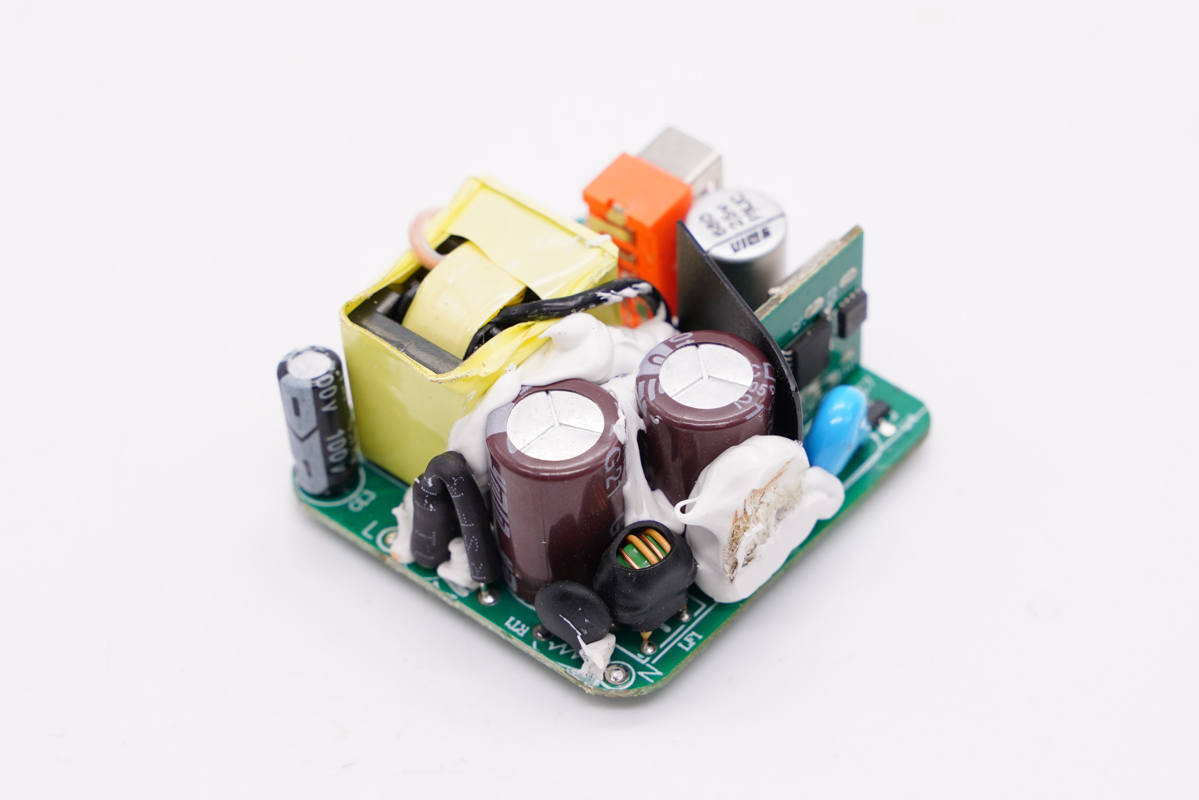 支持5-20V齐全电压档位，既可充iPhone 13又能充笔电，古石30W快充充电器拆解