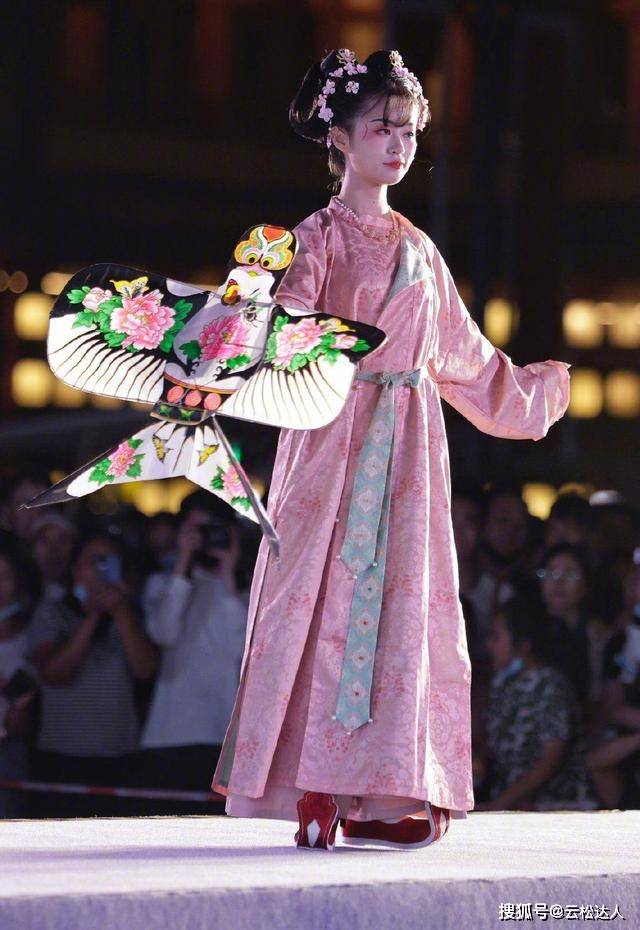 设计 “人间真实”的汉服实拍，虽然显矮+显胖，但胜在端庄、优雅