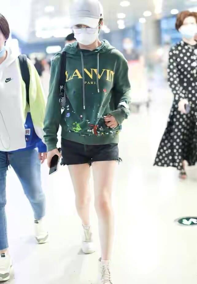 吴京 吴京爆火谢楠也变高调,一件卡通卫衣就要1万多,气质还像小姑娘