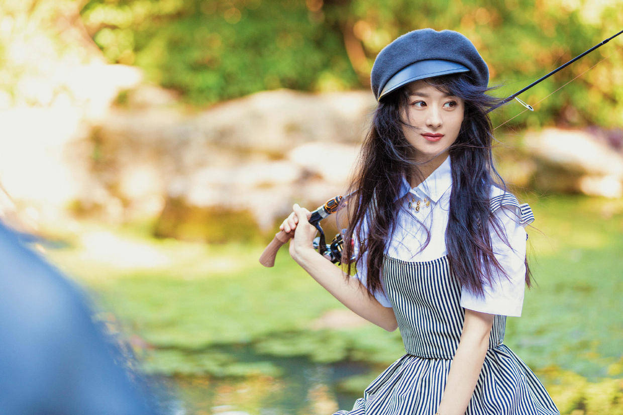 赵丽颖 赵丽颖真是秋?冬穿搭的典范，穿针织衫配长裤，清爽大气惹人爱