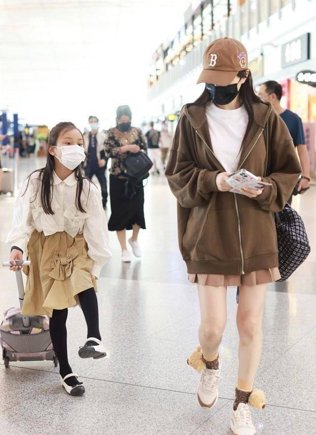 卫衣 李小璐和女儿同框，卫衣外套配印花裤，穿得清新显出少女气质