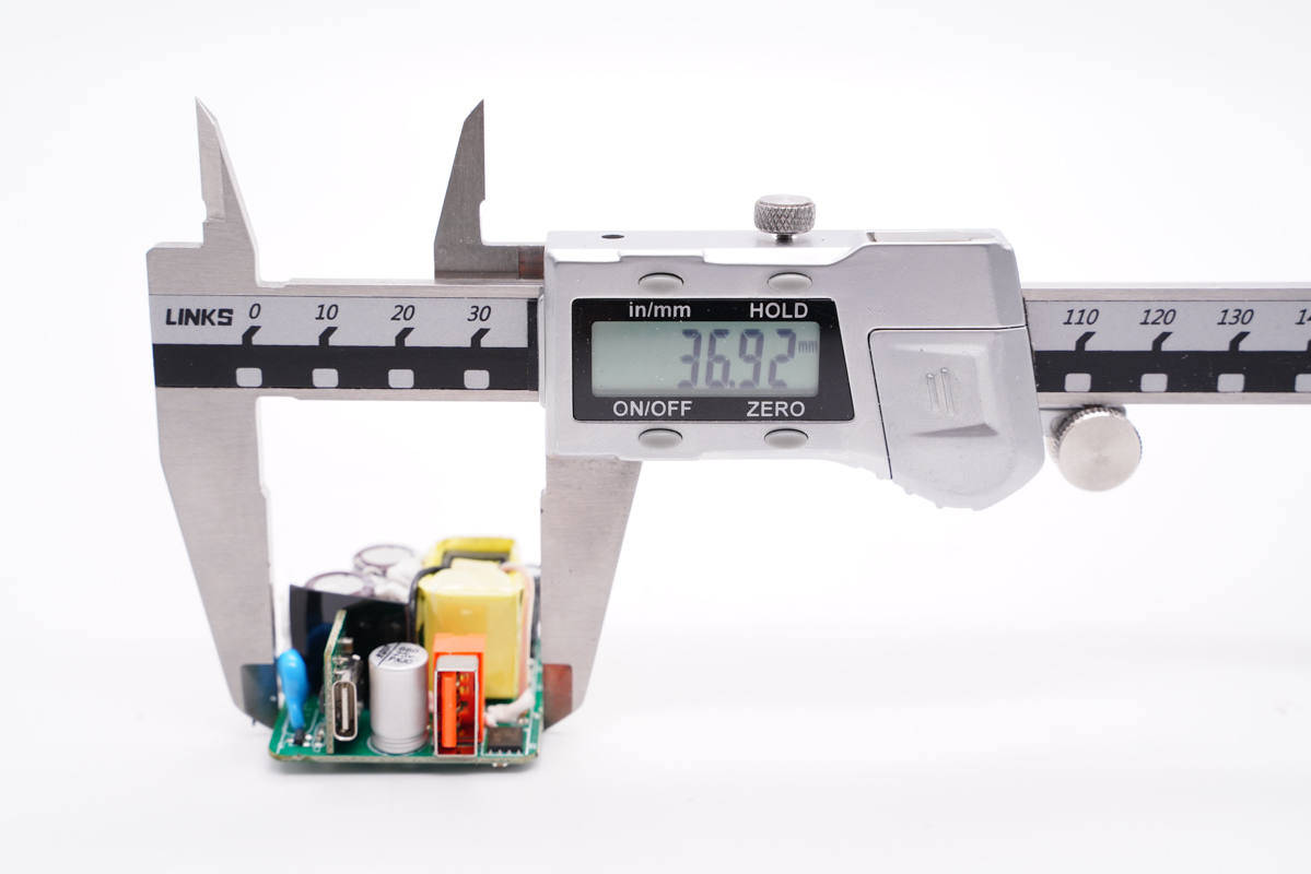 支持5-20V齐全电压档位，既可充iPhone 13又能充笔电，古石30W快充充电器拆解