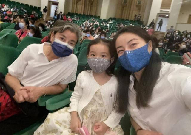 感觉郭晶晶三代合影，妈妈白发苍苍难掩容颜衰老，她也没化妆不装！