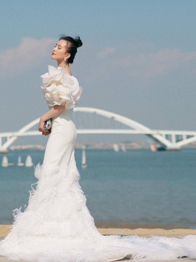 流苏 刘诗诗状态再攀高峰,穿鱼尾流苏裙优雅高级,凹凸身材比婚前还好