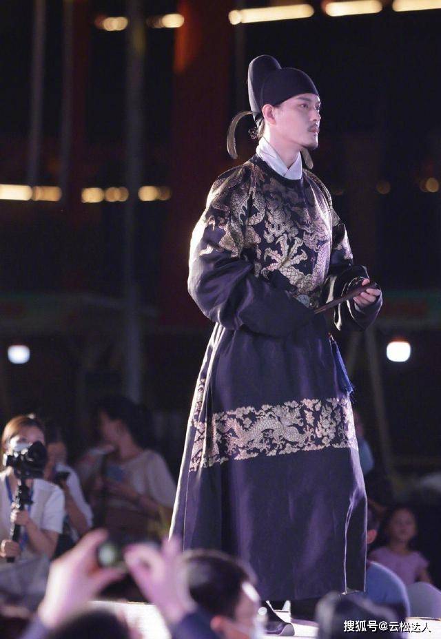 设计 “人间真实”的汉服实拍，虽然显矮+显胖，但胜在端庄、优雅