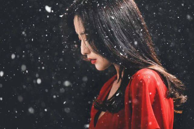 马尾 谢娜带娃外出不见张杰，跳跳俏俏穿同款衣服，扎着高马尾超可爱