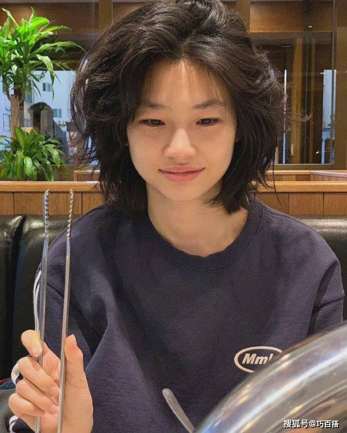 整体 《鱿鱼游戏》女主郑浩妍真会穿，时而摩登时而稚气，一点不像27岁