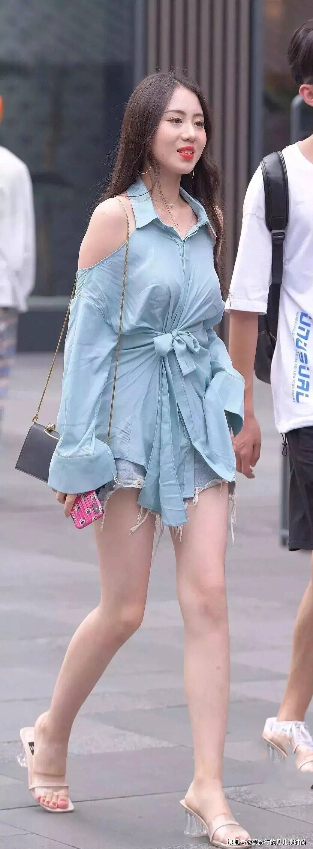 蓝色 蓝色露肩衬衫搭配牛仔短裤，甜美而又精致，女人味十足