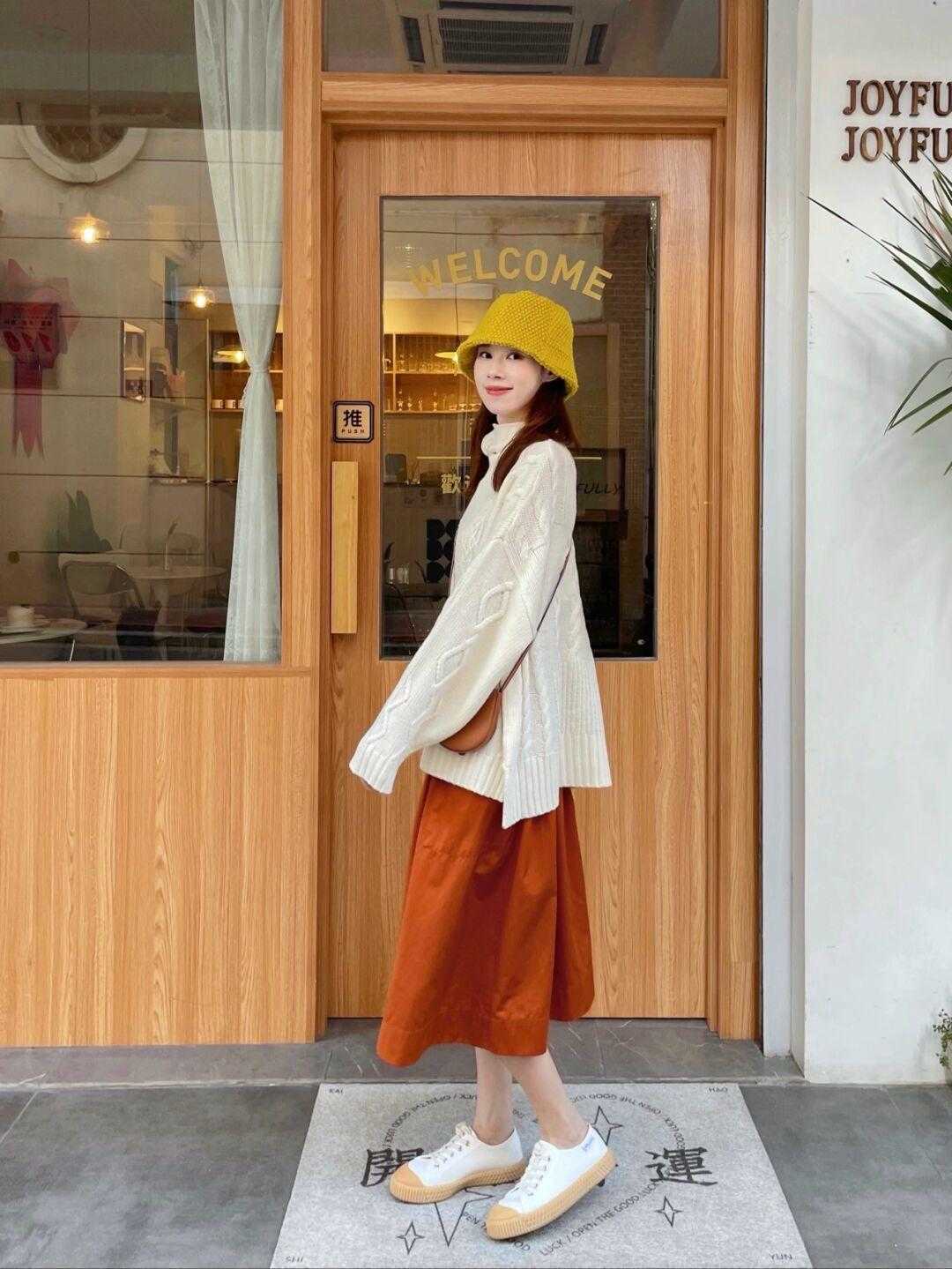 图片 秋冬季节，“高领毛衣”这样穿高级又洋气，保暖舒适不挑人