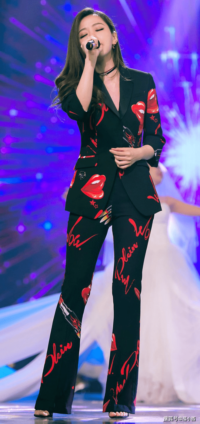 黑色 张靓颖“丝袜腿”细的不真实，配长裙美出新高度，像换了个人似的