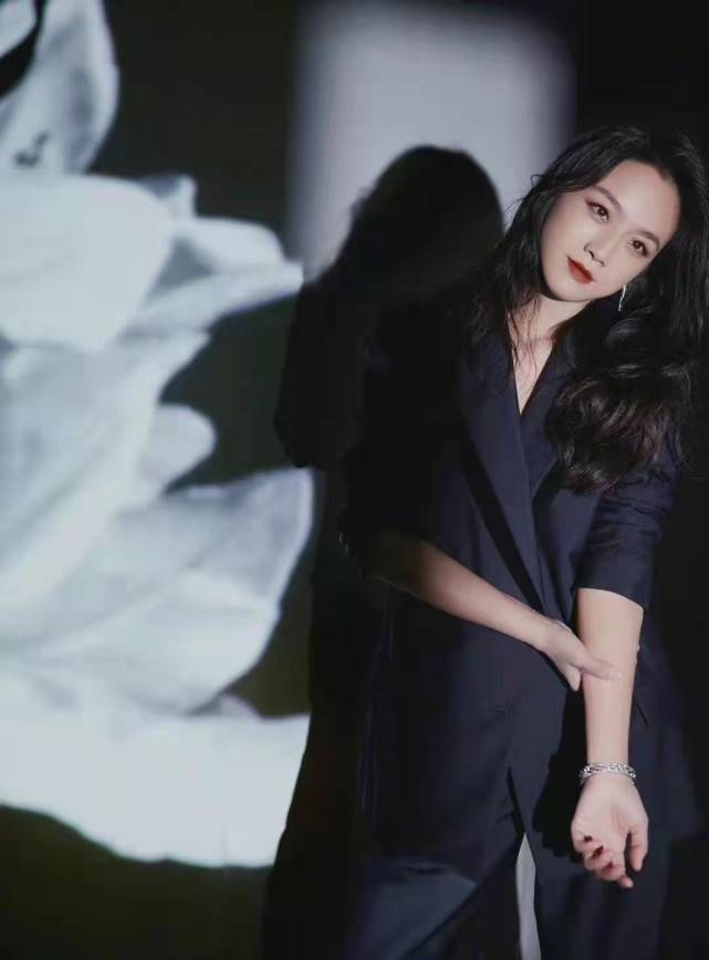 廓形 汤唯不愧是大花!穿深v秀事业线赢过杨幂,压轴出场成红毯大赢家