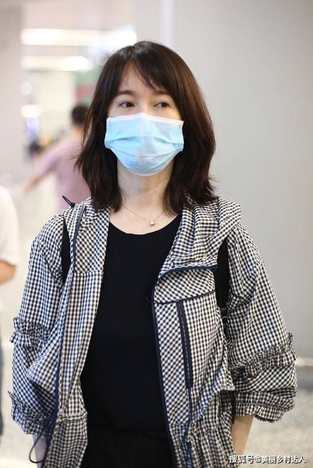 左小青 “阔太”左小青出街太没架子，穿格子外套真随意，素颜状态更像30
