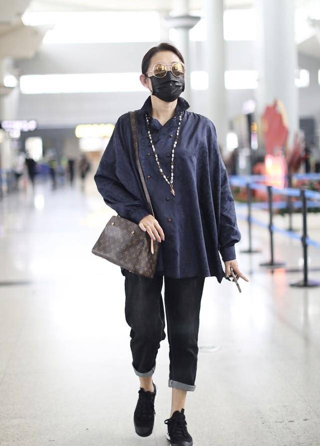 黑色 倪萍穿出“妈妈风”的感觉，黑色长裙配格纹披肩，素雅低调挺艺术