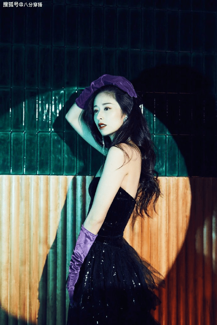 手套 瘦下来的颖儿气质真不赖,黑色礼服配丝绒手套,化身复古名媛