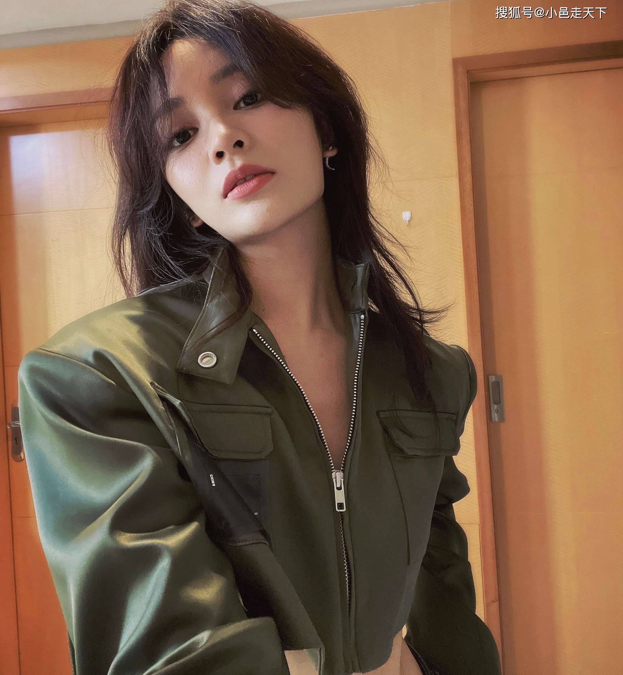 王一菲绿色衬衣高马尾性感写真