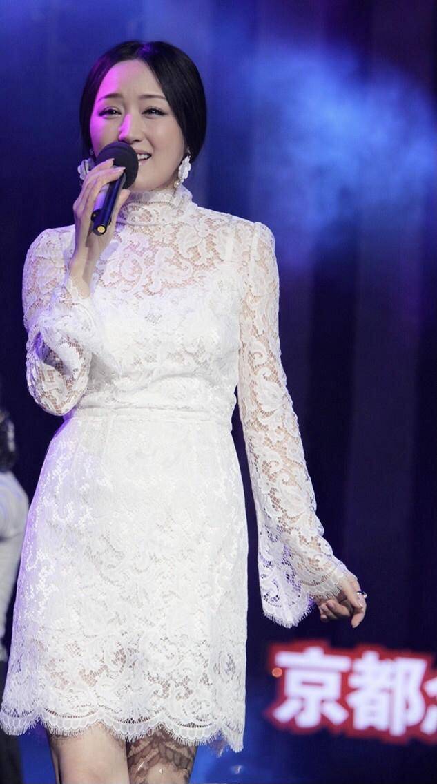 整体 杨钰莹不是装嫩是真嫩，穿黄色连衣裙活力减龄，看着像18岁少女
