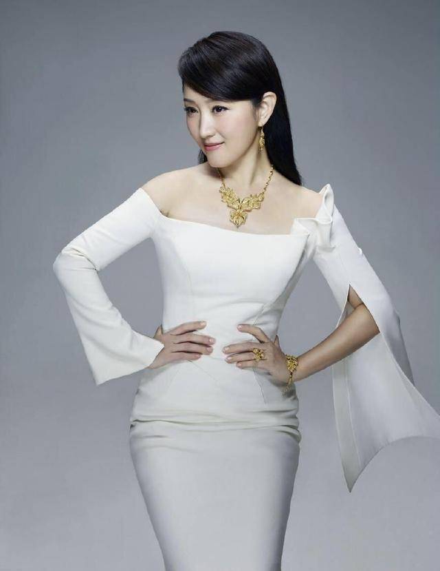 整体 杨钰莹不是装嫩是真嫩，穿黄色连衣裙活力减龄，看着像18岁少女