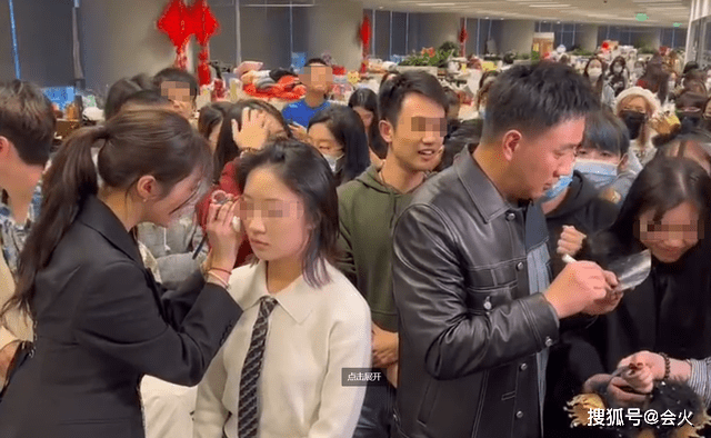 员工关晓彤和胡军为新剧做宣传，帮员工化妆超专业，现场分享瘦腿秘诀