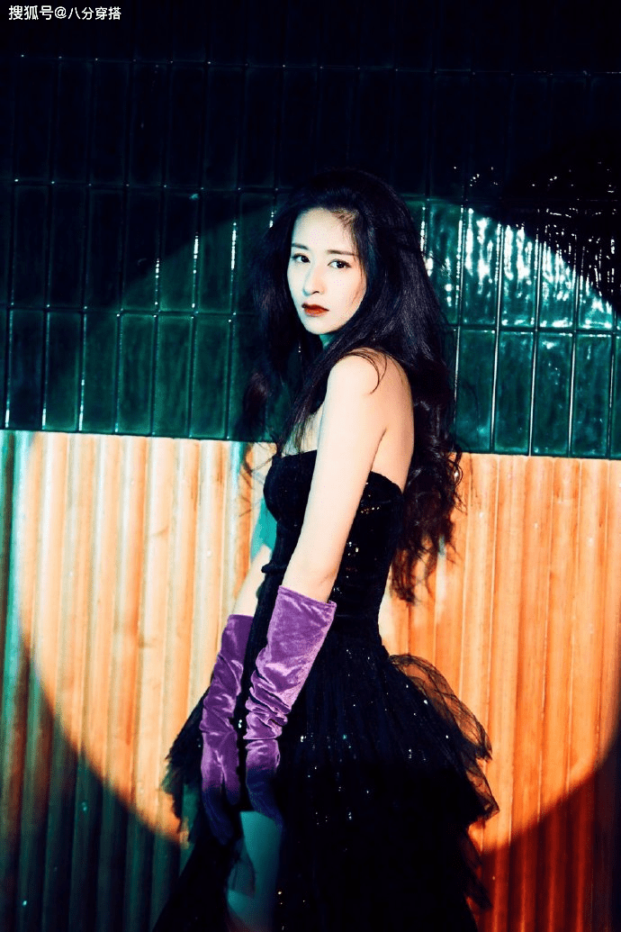 手套 瘦下来的颖儿气质真不赖,黑色礼服配丝绒手套,化身复古名媛