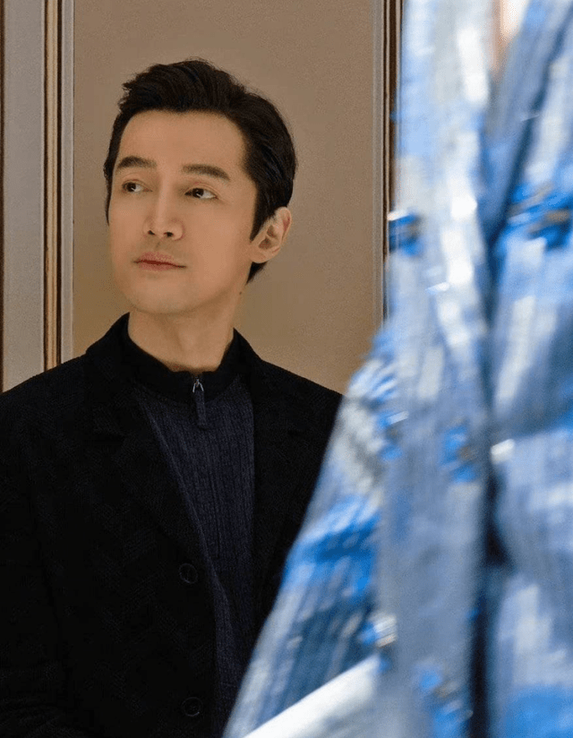保养 惠英红与胡歌罕同框，短发爆炸头气场强大，两人相差22岁似同龄人