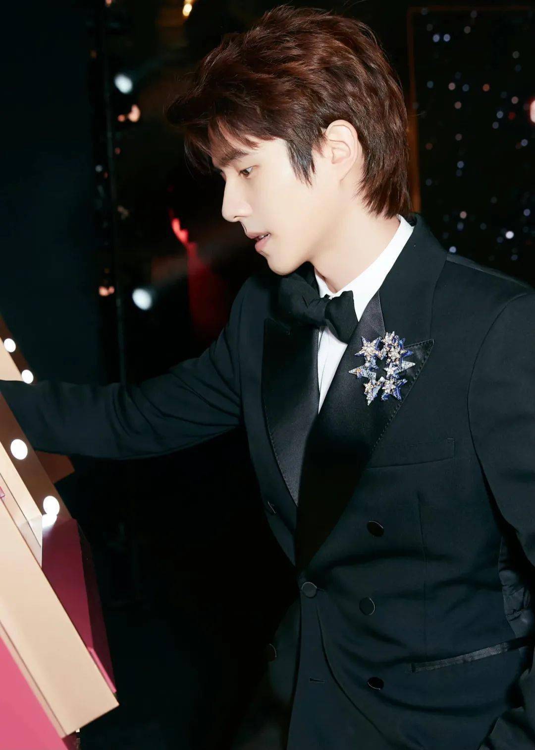 链条 看明星如何在沉闷厚重的的秋冬服饰中穿出亮点