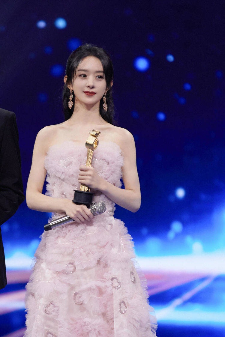 时尚女孩 简单的白衬衫在搭配了吊带外裙之后就变得层次感十足